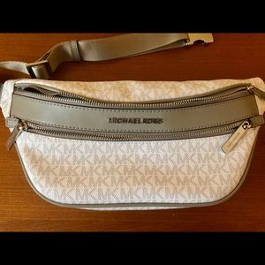 Michael Kors Beltpack; white/gray